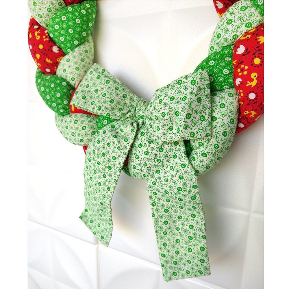 VTG 14" Braided Calico Christmas WREATH Cotton Cloth Red Green Country Cottage - Picture 3 of 9